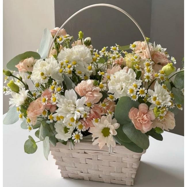Композиция в корзине «Вкус радости»