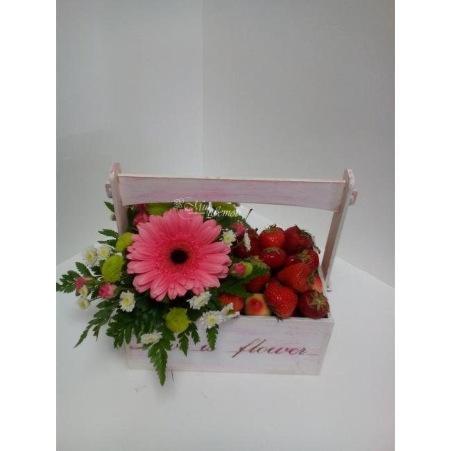 Композиция в ящике с клубникой «Летний ящичек»