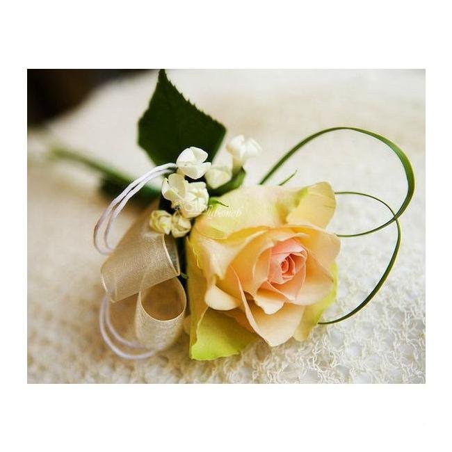 Бутоньерка из кремовой розы