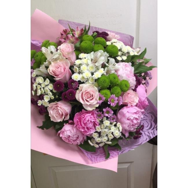 Сборный букет с пионами «Пленительный аромат»